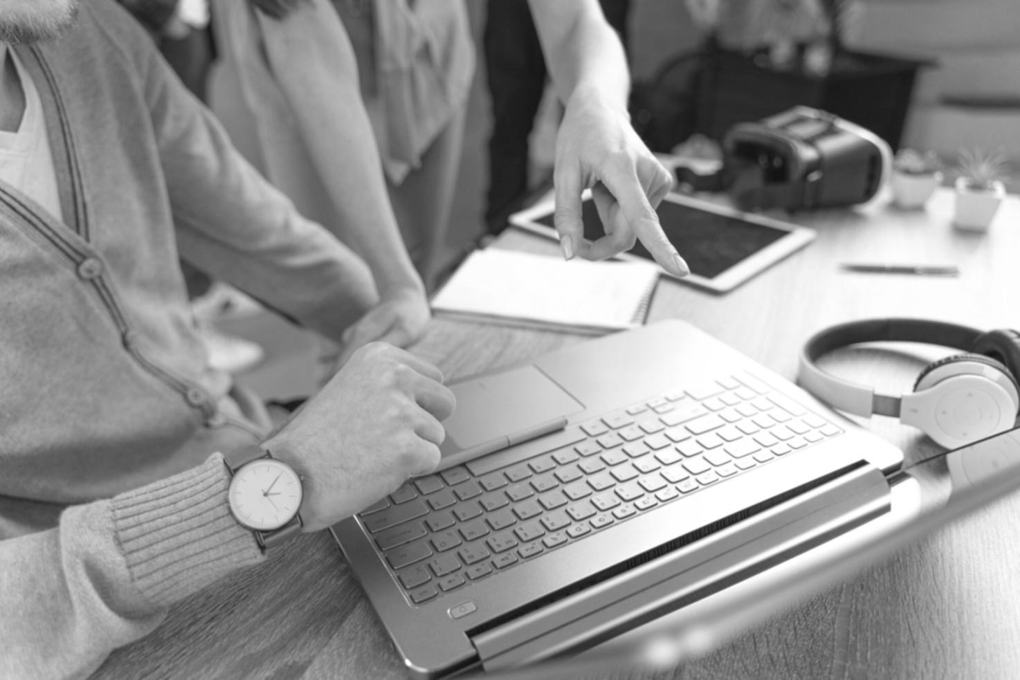 Profesional trabajando con análisis financiero en hojas de cálculo