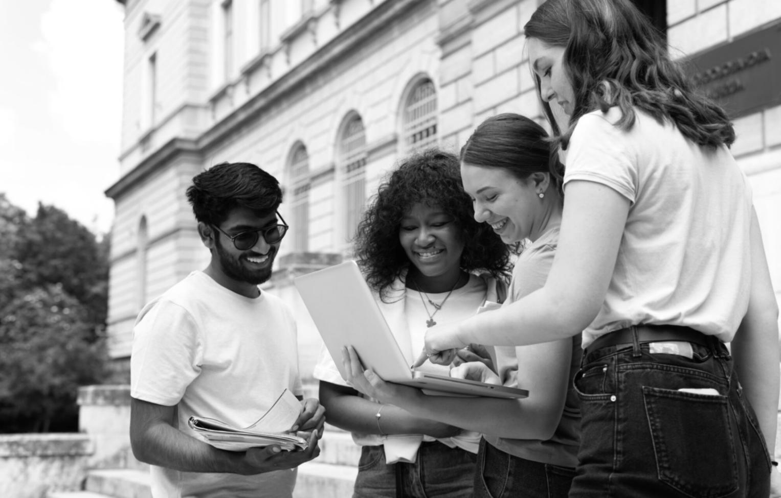 Profesionales trabajando colaborativamente en análisis financiero con hojas de cálculo
