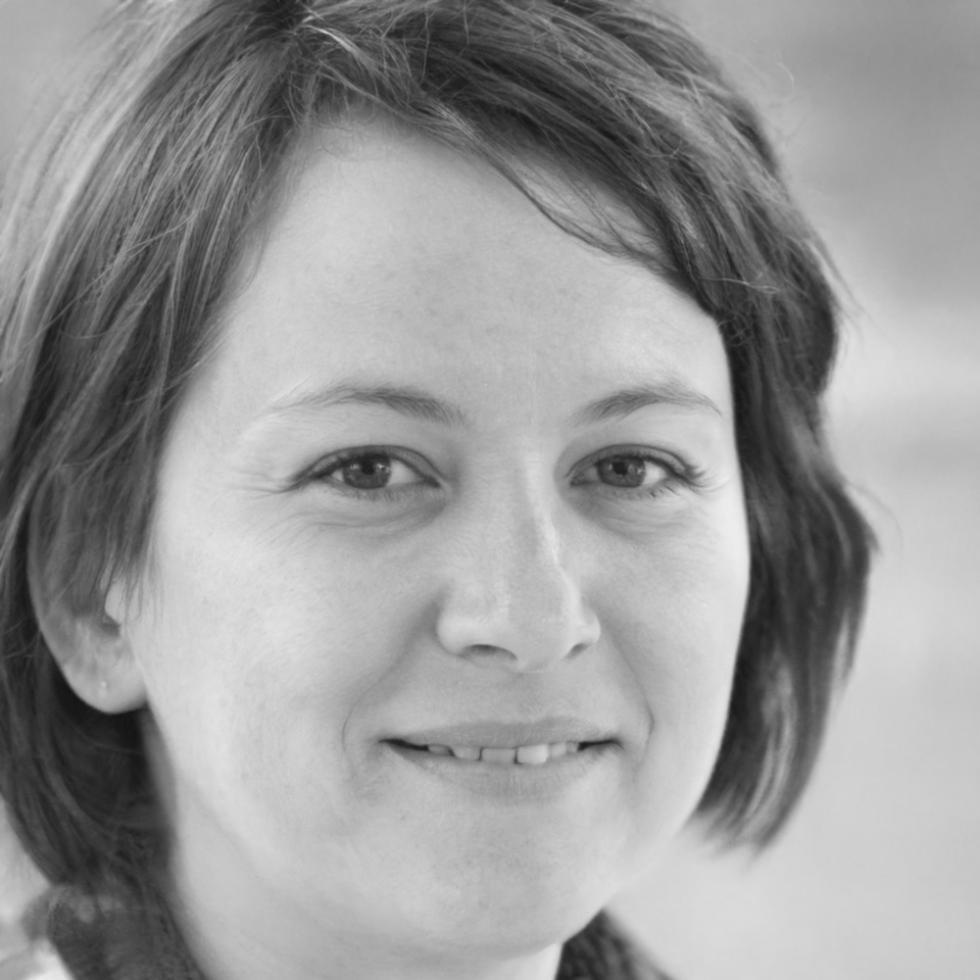 Retrato profesional de instructora experta en análisis cuantitativo